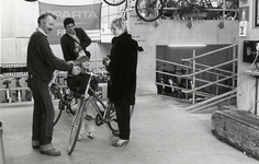 169250 Interieur van de bewaakte rijwielstalling van het N.S.-station Leiden te Leiden.